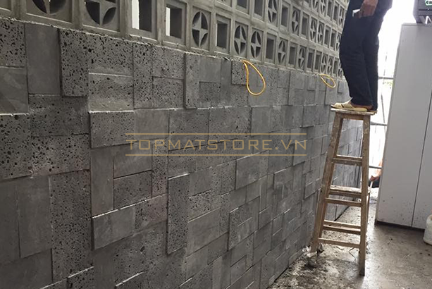 Ốp đá ong xám với các kích thước linh hoạt giúp mảng tường không bị nhàm chán mà lại đạt hiệu quả thẩm mỹ cao. Hệ thống tiểu cảnh trang trí giúp không gian ngôi nhà bạn thêm tươi mát và tràn đầy nhựa sống
