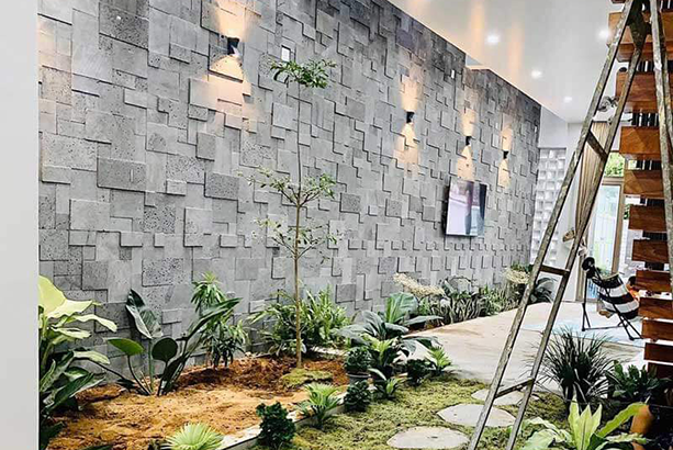 Đá ong xám ốp tường 3D trang trí khu vực giếng trời trong nhà độc đáo